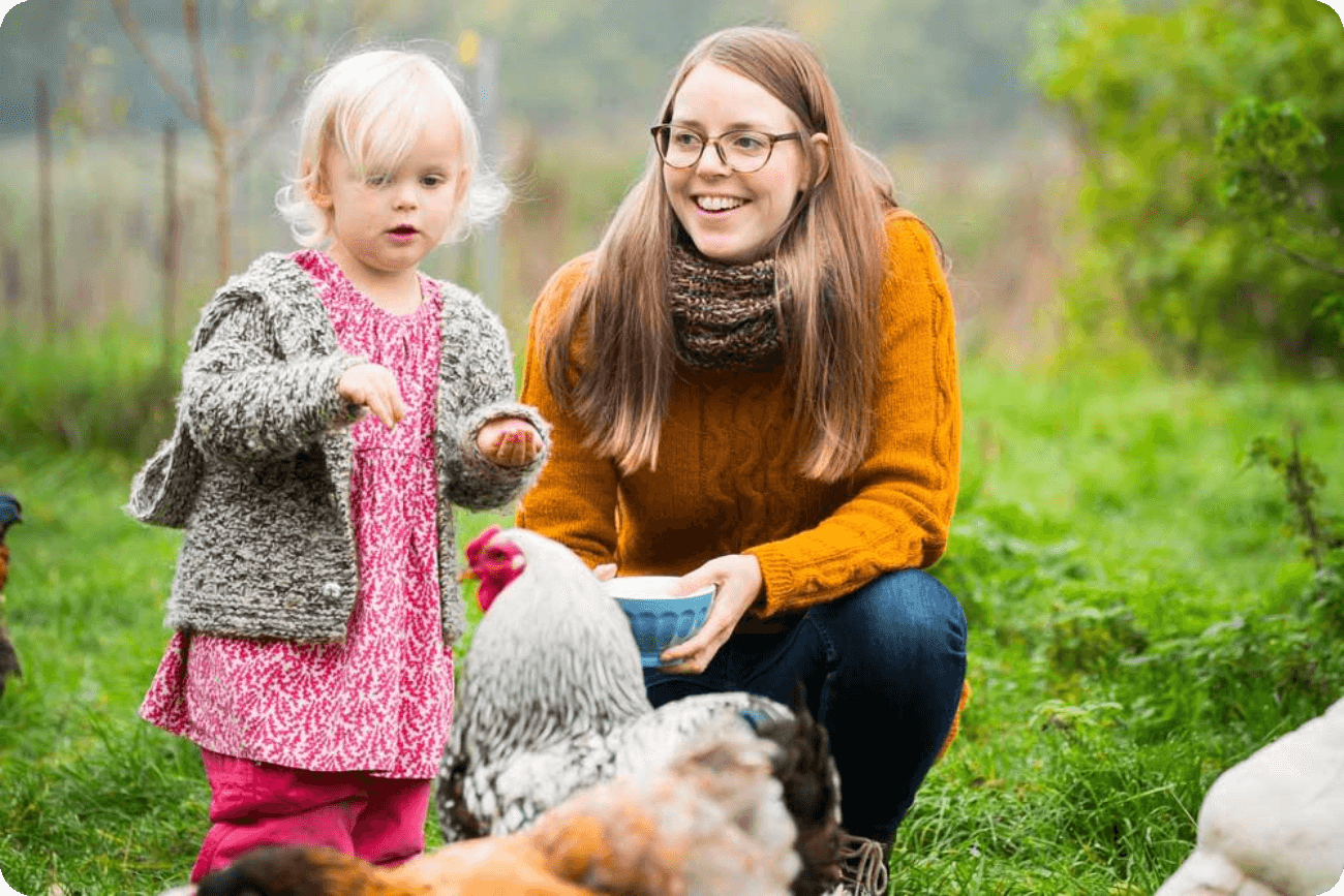 Matilde og datter fodrer høns